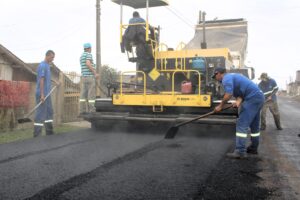 Read more about the article Usina de asfalto fornece material para pavimentação no bairro Novo Milênio